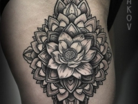 Татуировка цветка на плече
