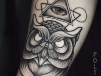 Татуировка совы и масонского знака на руке
