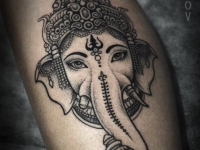 Татуировка индийского божества на руке