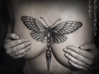 Татуировка бабочки на груди