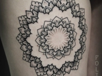 Татуировка на плече в виде солнца-цветка