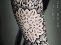 Татуировка орнамента в черно-белом цвете на руке