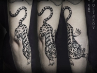 Татуировка мифического зверя на руке