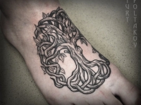 Татуировка на стопе дерева