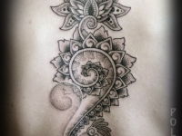 Татуировка узор на спине