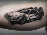 Татуировка спортивной машины на руке