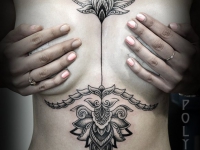 Татуировка узор на груди
