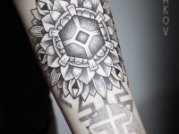 Татуировка цветка с геометрическими фигурами