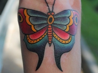 Татуировка бабочка на локте