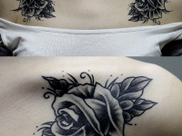 Татуировка розы на плечах