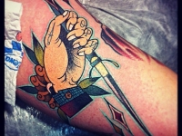 Татуировка рука с кинжалом