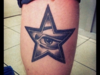 Татуировка глаз в звезде на икре