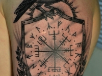 Татуировка ворон со щитом на плече