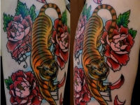 Татуировка тигр и розы на плече