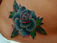 Татуировка роза на животе
