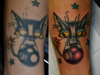 Татуировка кот с бомбой на икре