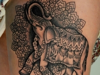 Татуировка слон на боку