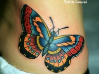 Татуировка бабочка на талии