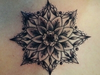 Татуировка цветок на спине