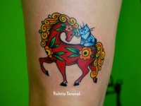 Татуировка лошадка с кошкой на бедре
