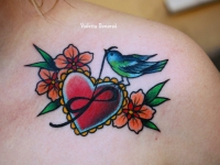 Татуировка птичка с сердцем на плече