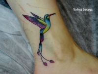 Татуировка птичка на голеностопе