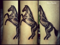 Татуировка лошадь на икре