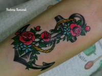 Татуировка якорь с розами на предплечье