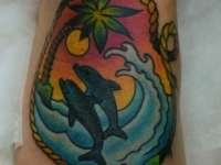 Татуировка дельфины на ступне