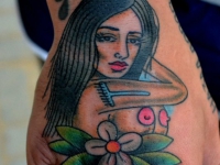 Татуировка девушка с цветком на кисти