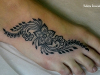 Татуировка цветочный узор на ступне