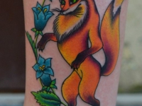 Татуировка лиса с колокольчиками на икре