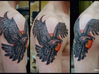 Татуировка орел на плече