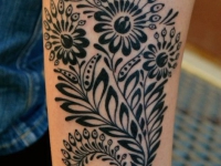 Татуировка узора из цветов на ноге