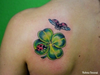 Божьи коровки слетелись на цветок - разноцветная татушка на 