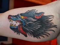 Татуировка голова волка на плече