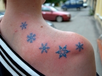 Татуировка снежинки на плече