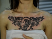 Татуировка портрет в рамке на груди