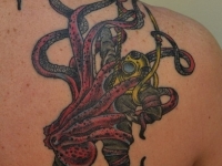 Татуировка водолаз с осьминогом на лопатке