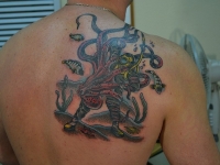 Татуировка водолаз с осьминогом на плече