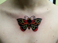 Татуировка бабочка на груди