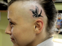 Татуировка птица на голове