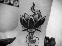Татуировка цветок на щиколотке