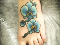 Татуировка цветок на стопе