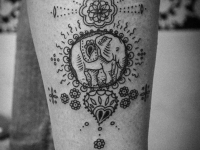 Татуировка слон на голеностопе