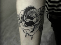 Татуировка цветок на предплечье