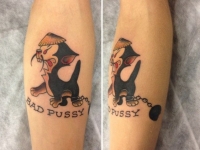 Татуировка котенок с цепью на голени