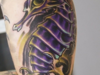 Цветная татуировка морского конька на руке