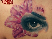 Татуировка глаза на цветке