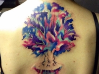 Красочная татуировка дерева с корнями на спине